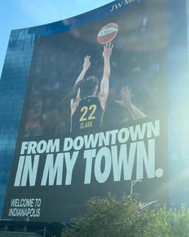 牌面拉满！印第安纳挂上巨幅克拉克海报，迎接WNBA全明星到来